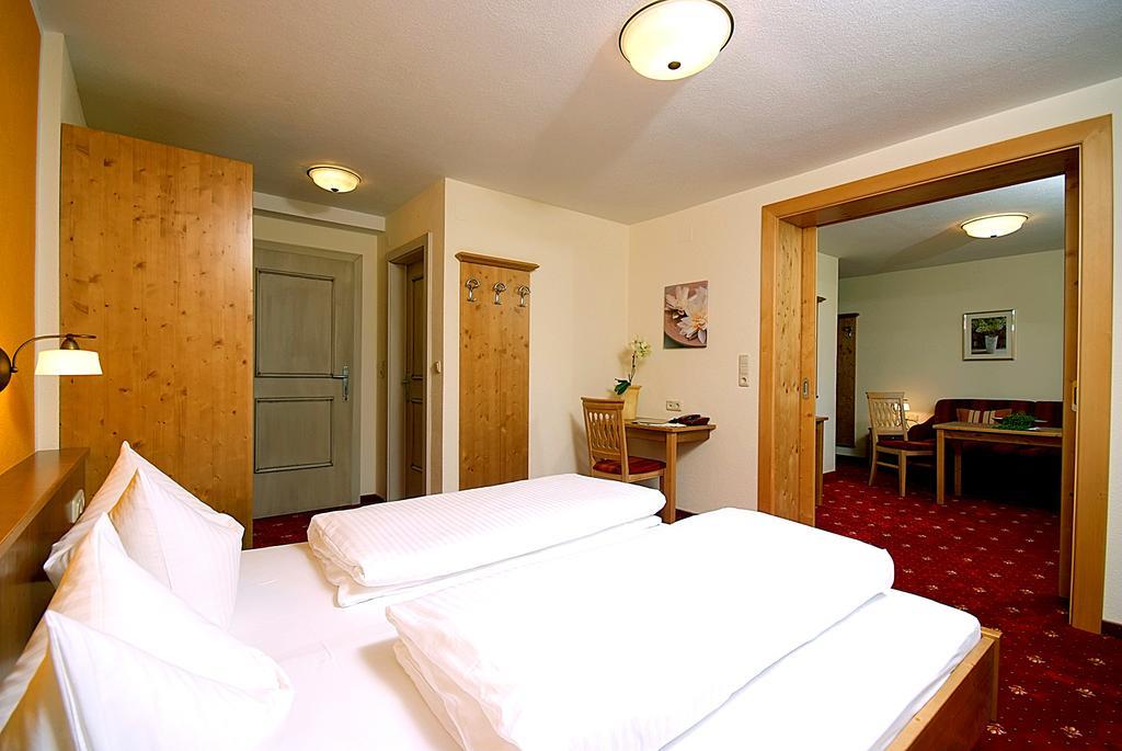 Hotel Maximilian Mayrhofen Rum bild