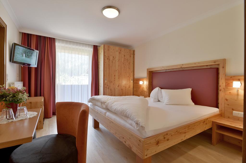 Hotel Maximilian Mayrhofen Rum bild